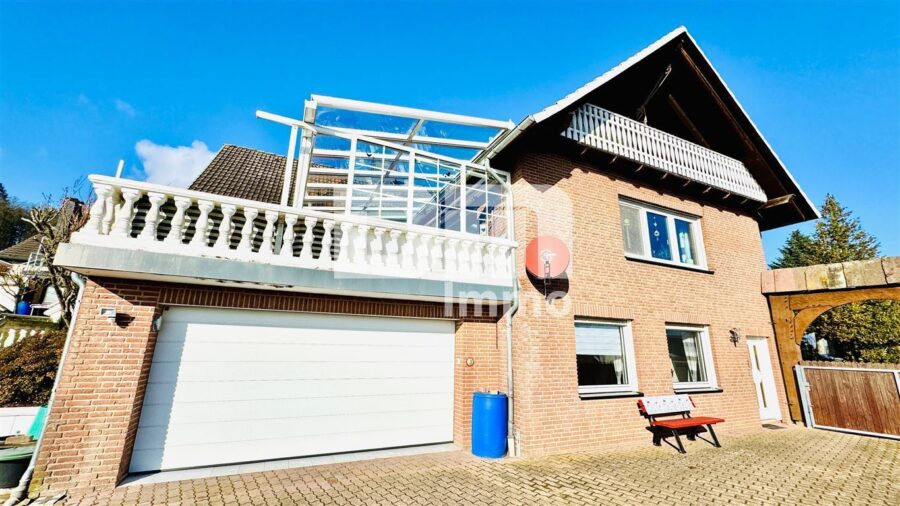 Einfamilienhaus BJ 1980 mit Einliegerwohnung, Studio + Dachterrasse - Seitenansicht / Innenhof groß / Zufahrt